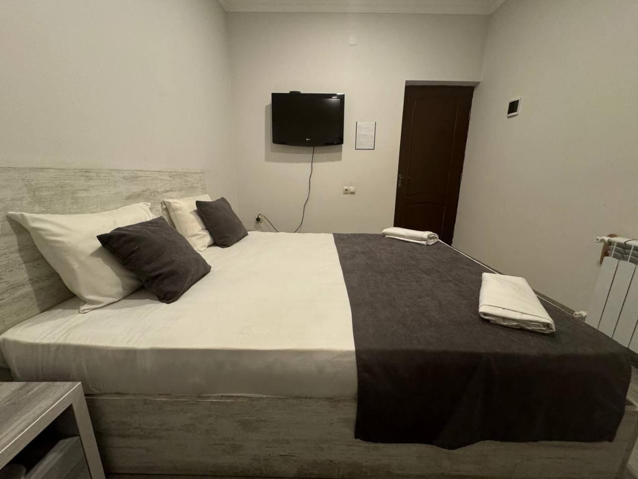 Hotel Menua Erivan Zimmer foto