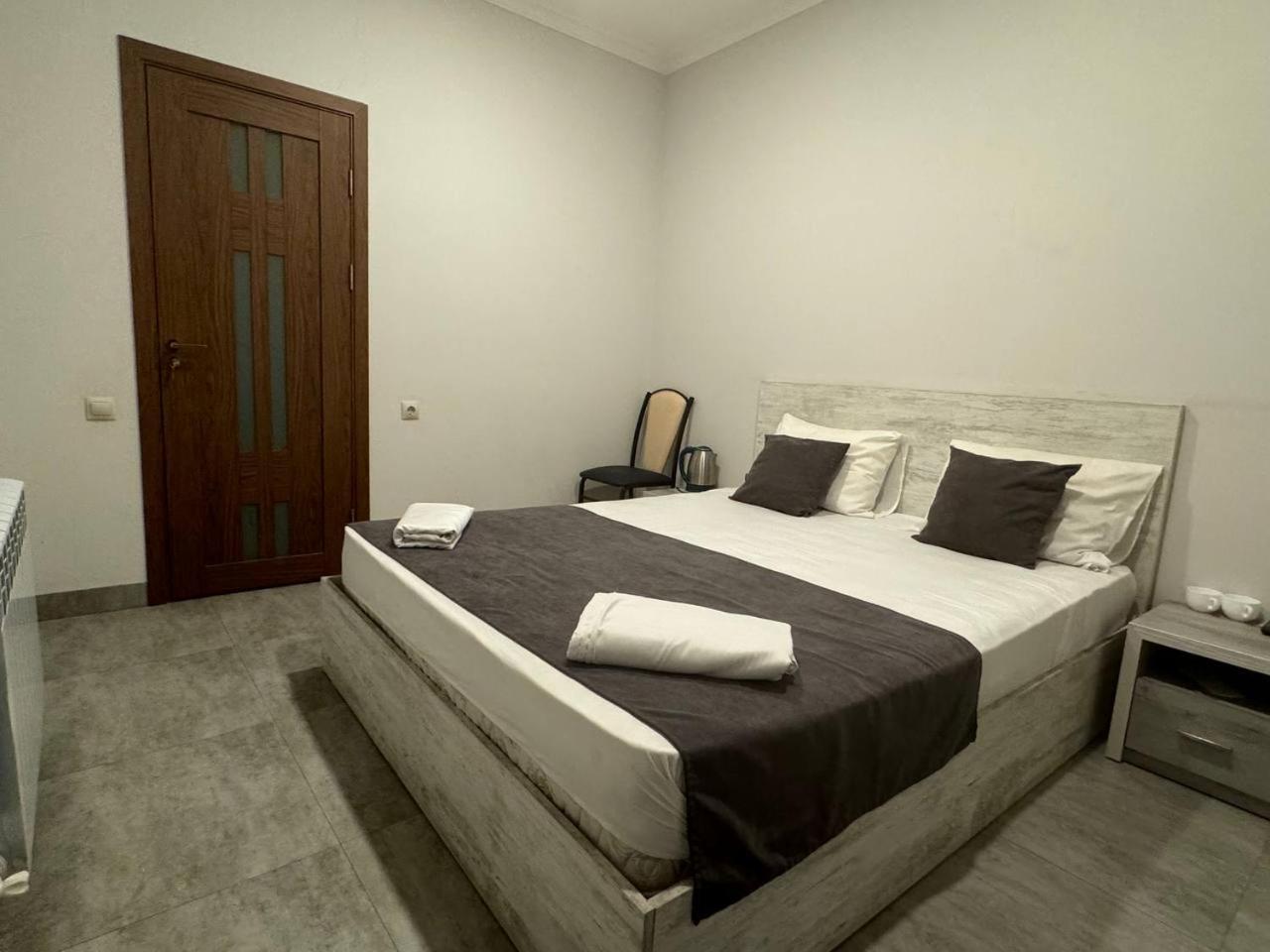 Hotel Menua Erivan Zimmer foto